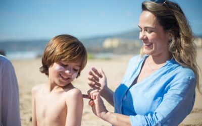 Playa y piscina con peques: guía de protección solar para un verano seguro