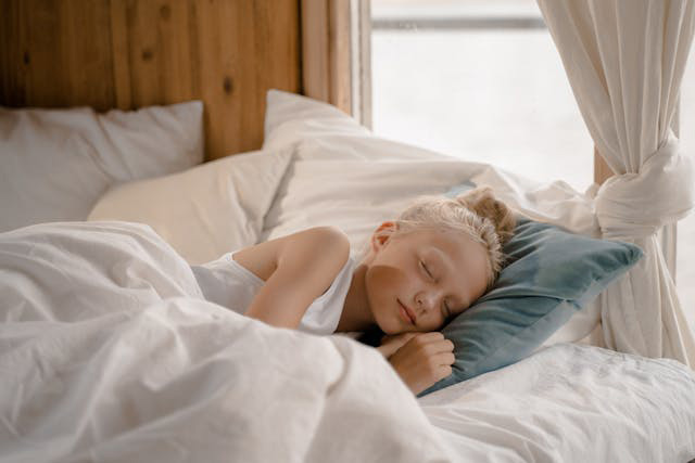siesta-verano-niños niña durmiendo la siesta en verano